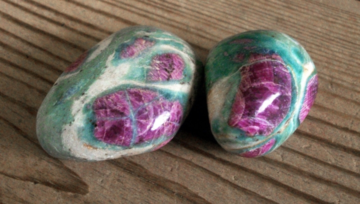 Facts About Ruby Fuchsite: Meanings, Properties, and Benefits