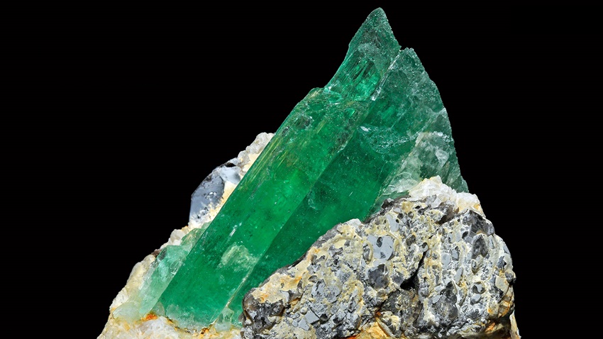 Hiddenite: Meanings, Properties, and Benefits